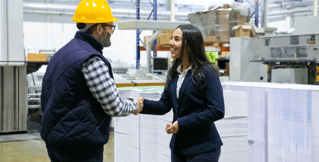 Dos ingenieros se saludan en un fabrica