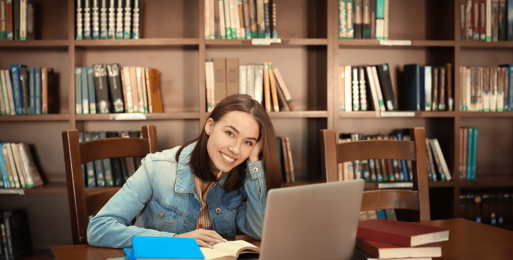 Joven estudiando en la biblioteca
