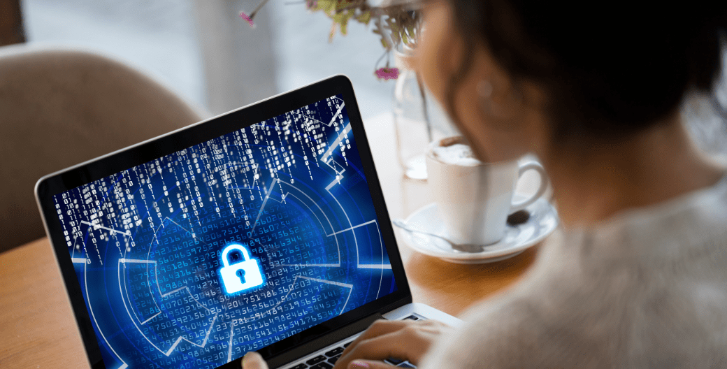 Mujer con portátil trabajando en ciberseguridad